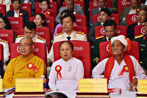 Các chức sắc, người uy tín trong các dân tộc, tôn giáo trên địa bàn tỉnh tham dự Đại hội Thi đua yêu nước của địa phương
