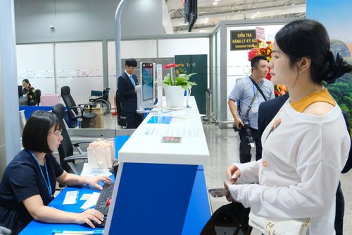 Những hành khách đầu tiên làm thủ tục trong chuyến bay Đà Lạt - Cần Thơ
