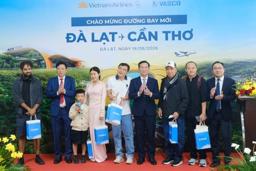 Lãnh đạo tỉnh Lâm Đồng, Tổng Công ty VASCO tặng quà lưu niệm cho những hành khách đầu tiên trong chuyến bay Đà Lạt - Cần Thơ