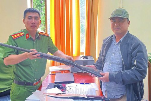 Vận động Nhân dân giao nộp vũ khí bảo đảm an ninh an toàn khu dân cư
