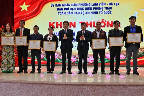 Khen thưởng, biểu dương các tập thể có thành tích xuất sắc trong phong trào Bảo vệ an ninh Tổ quốc tại phường Lâm Viên - Đà Lạt