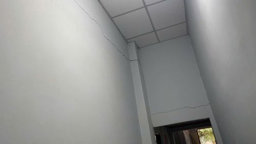 Nhà anh Đỗ Gia Tuấn bị ngập nước nhiều ngày nên xảy ra hiện tượng nứt, lún nhà