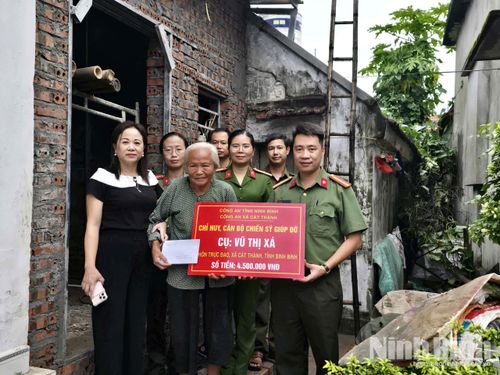 Công an xã Cát Thành trao kinh phí hỗ trợ cụ Vũ Thị Xá khắc phục khó khăn sau mưa lớn.