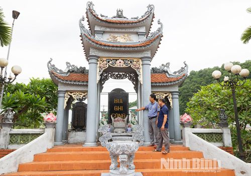Cán bộ, nhân viên, đường sắt ôn lại truyền thống lịch sử trước bia ghi công.