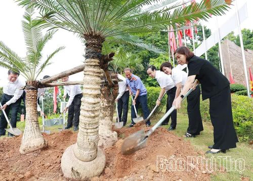 Các đại biểu tham gia trồng cây lưu tại khuôn viên Khu di tích lịch sử Đền Hùng.