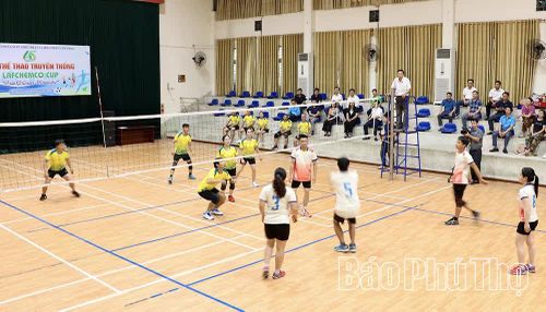 Trận thi đấu bóng chuyền hơi giữa đội Xí nghiệp NPK1 và Xí nghiệp NPK3.