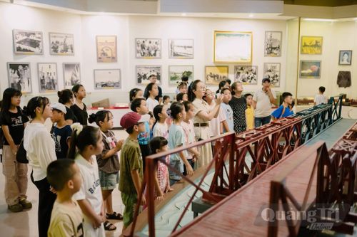 Học sinh hào hứng với việc học lịch sử trực quan, sinh động tại không gian trưng bày của bảo tàng - Ảnh: T.T