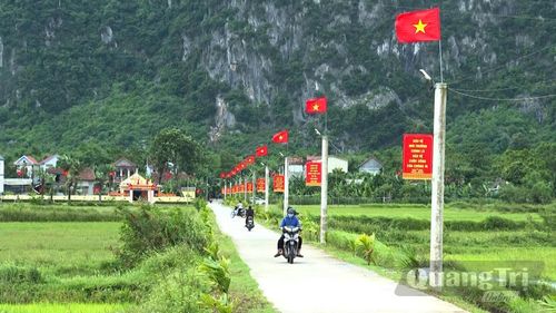 Rực rỡ đường cờ Tổ quốc tại xã Tuyên Bình - Ảnh: H.C