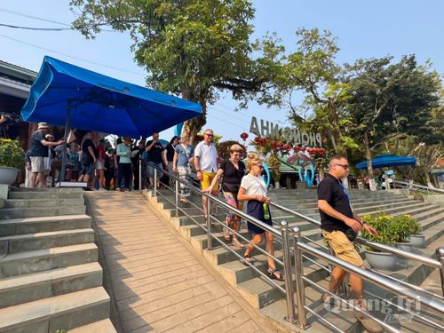 Lượng khách du lịch quốc tế đến Phong Nha-Kẻ Bàng ngày càng tăng - Ảnh: N.H