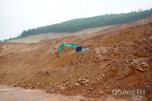 Thi công các hạng mục chống sạt lở tại đồi Phòng Không - Ảnh: H.N
