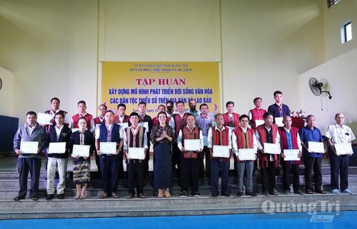 Ban Tổ chức trao chứng nhận hoàn thành lớp tập huấn cho học viên - Ảnh: X.P