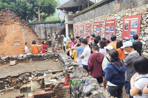 Đông đảo nhân dân và du khách tham quan Di tích quốc gia đặc biệt Nhà tù Sơn La trong những ngày tháng 8.