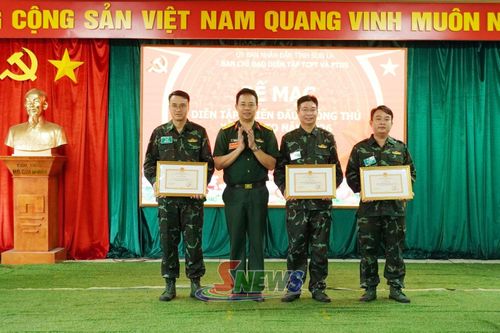 Đại diện Bộ Chỉ huy quân sự tỉnh Sơn La trao giấy khen cho các tập thể, cá nhân.