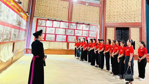 Du khách thập phương tham quan Nhà bảo tàng và nhà trưng bày thuộc Khu di tích Quốc gia đặc biệt Kim Bình.