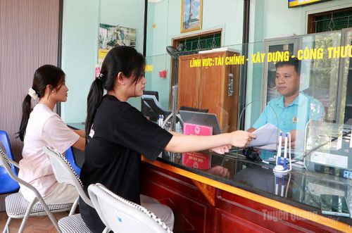 Người dân giao dịch, giải quyết thủ tục hành chính tại Trung tâm Phục vụ hành chính công.