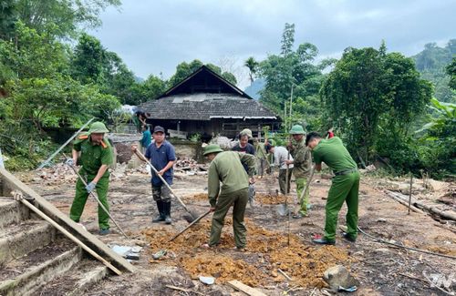 Cán bộ, chiến sĩ Công an xã Bạch Thông hỗ trợ người dân xóa nhà tạm, dột nát.
