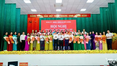 Lãnh đạo xã Phú Lương chúc mừng các nhà trường trên địa bàn.