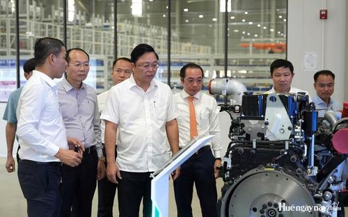 Phó Bí thư Thành ủy, Chủ tịch UBND thành phố Lê Trí Thanh tham quan quy trình sản xuất, lắp ráp ô tô tại Công ty cổ phần Kim Long Motor Huế. Ảnh: Ngọc Hiếu
