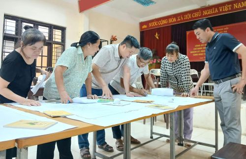 Người dân Hà Nội cung cấp giấy tờ làm sạch dữ liệu đất đai.