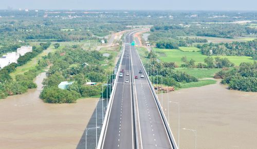 Vành đai 3 TP.HCM qua Đồng Nai có chiều dài khoảng 11,26 km, điểm đầu giao với cao tốc Bến Lức - Long Thành, điểm cuối giao với Mố B cầu Nhơn Trạch, tổng mức đầu tư khoảng 2.584 tỷ đồng. Dự án hiện triển khai 3 gói thầu xây lắp chính. Đến nay giá trị hợp đồng đạt gần 80%.
