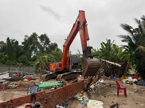 Lực lượng chức năng tiến hành cưỡng chế thu hồi tổng diện tích hơn 43.000 m² đất đối với bà Nguyễn Thị Ngọc Nga.