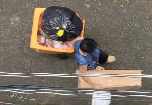 Thu gom rác thải sinh hoạt trên địa bàn phường Tăng Nhơn Phú. Ảnh: Quang Phương