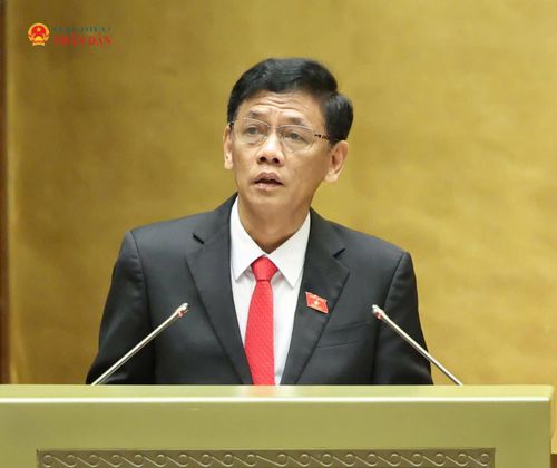 Chủ tịch Hội đồng Dân tộc Lâm Văn Mẫn trình bày Báo cáo thẩm tra chủ trương đầu tư Chương trình mục tiêu quốc gia phát triển văn hoá - xã hội, nông thôn, dân tộc và miền núi giai đoạn 2026 - 2035. Ảnh Quang Khánh