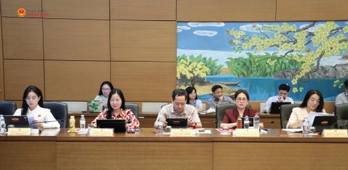 Các ĐBQH tỉnh Nghệ An dự thảo luận tại tổ
