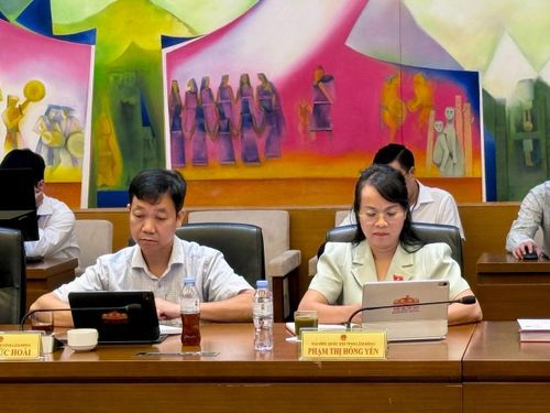 Các ĐBQH tỉnh Lâm Đồng dự phiên thảo luận tại tổ