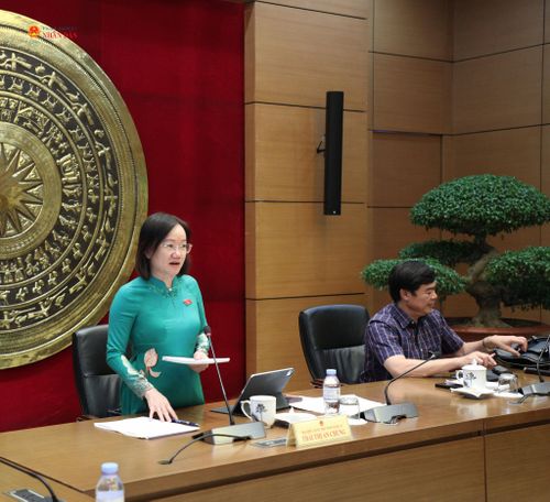 Phó trưởng Đoàn chuyên trách Đoàn ĐBQH tỉnh Nghệ An Thái Thị An Chung điều hành phiên thảo luận tại Tổ 7