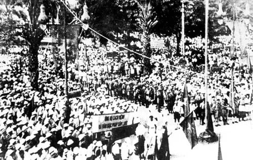 Nhân dân Sài Gòn khởi nghĩa giành chính quyền trong Cách mạng Tháng Tám năm 1945. (Ảnh: Tư liệu TTXVN)