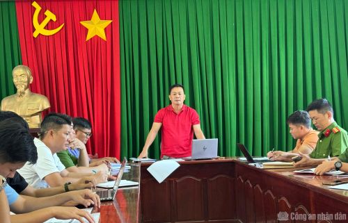 Ban chuyên án họp triển khai phương án triệt xóa đường dây lừa đảo chiếm đoạt tài sản.
