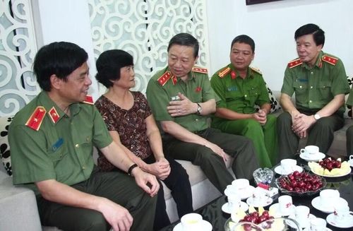 Đồng chí Tổng Bí thư, Chủ tịch nước Tô Lâm khi đó là Bộ trưởng Bộ Công an cùng các tướng lĩnh Bộ Công an và Ban Giám đốc Công an thành phố Hà Nội thăm, động viên đồng chí Đặng Việt Quảng nhân ngày Thương binh liệt sĩ 27/7/2016 tại nhà riêng.