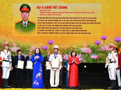 Đại tá Đặng Việt Quảng vinh dự được UBND TP Hà Nội trao danh hiệu Công dân Thủ đô ưu tú năm 2025.