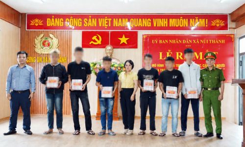 Lãnh đạo UBND xã và Công an xã Núi Thành trao quà tặng các thanh, thiếu niên tại Lễ ra mắt mô hình “Tuyên truyền, giáo dục, cảm hóa người chưa thành niên có nguy cơ vi phạm pháp luật”.