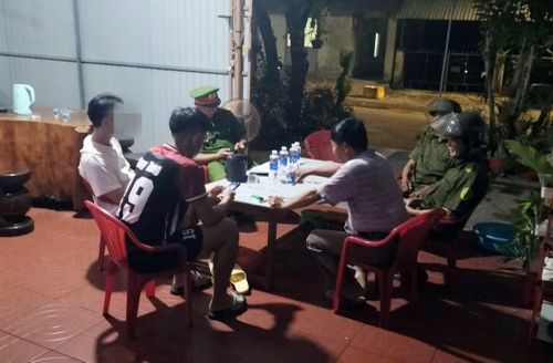 Lực lượng Công an xã Núi Thành triển khai test ma túy cho người dân trong cao điểm 45 ngày đêm phòng, chống ma túy.
