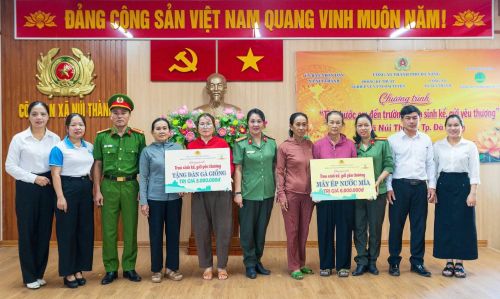 Các đơn vị trao quà tặng các hộ gia đình tại chương trình “Tiếp bước em đến trường - Trao sinh kế, gửi yêu thương”.
