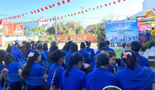 Công an xã Núi Thành tuyên truyền pháp luật cho thanh, thiếu niên trên địa bàn xã.