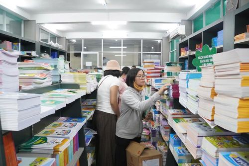 Cửa hàng sách giáo dục số 231 Nguyễn Văn Cừ, phường Chợ Quán (Trong sân NXB Giáo dục tại TP Hồ Chí Minh ), sách giáo khoa các cấp từ 1 - 12 luôn được cập nhật và bày sẵn trên kệ.