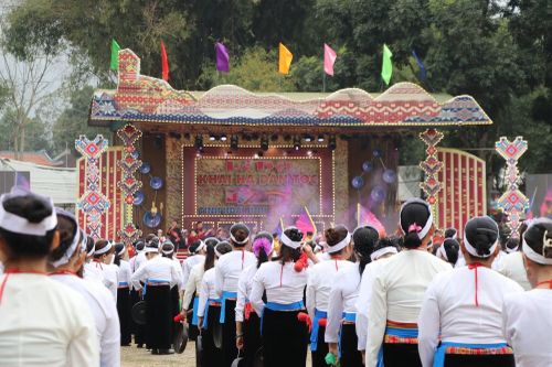 Lễ hội Khai hạ dân tộc Mường tỉnh Phú Thọ là lễ hội truyền thống có quy mô lớn nhất của người Mường và đã có từ rất lâu đời. Lễ hội gắn liền với các hoạt động văn hóa-tín ngưỡng không thể thiếu của đồng bào dân tộc Mường khu vực Hòa Bình (cũ).