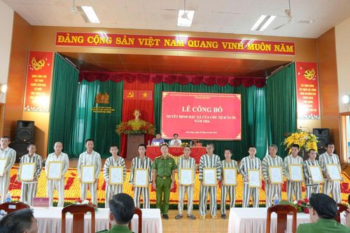 Trại giam Đại Bình trao Quyết định đặc xá của Chủ tịch nước cho các phạm nhân.