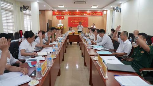 Các đại biểu biểu quyết thông qua nghị quyết tại kỳ họp.