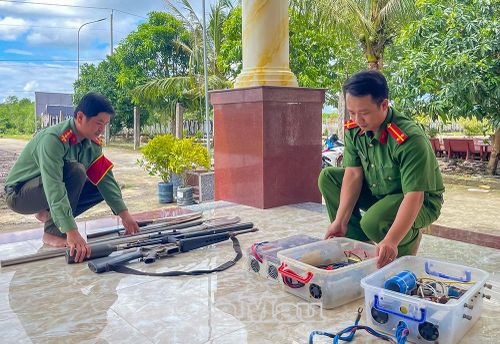 Công an xã Tam Giang phân loại vũ khí, công cụ hỗ trợ, công cụ kích điện khai thác thuỷ sản trái phép do người dân giao nộp.