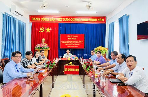 Hội nghị được kết nối trực tuyến đến 64 xã, phường trong tỉnh. Trong ảnh, đại biểu tại điểm cầu Đảng uỷ xã Khánh Bình; đồng chí Nguyễn Quốc Tiến, Bí thư Đảng uỷ, Chủ tịch HĐND xã chủ trì.