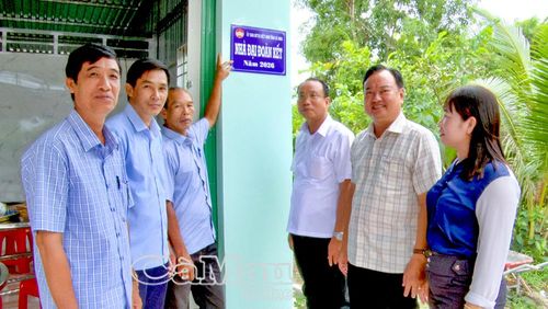 Chính quyền địa phương cùng chia vui với gia đình bà Hồ Hồng Thắm khi được bàn giao nhà mới.