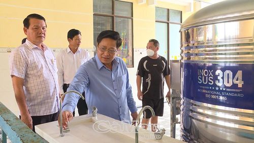 Đồng chí Bùi Tấn Bảy kiểm tra hệ thống nước sạch tại Trường Mẫu giáo Sao Mai.