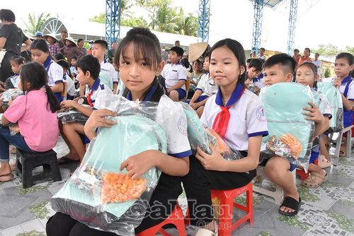 Học sinh Trường Tiểu học Lương Thế Vinh được trao tặng cặp, vở, bút, chuẩn bị cho năm học mới.