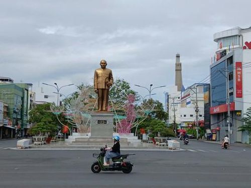 Tượng đài Chủ tịch Tôn Đức Thắng tại tỉnh An Giang