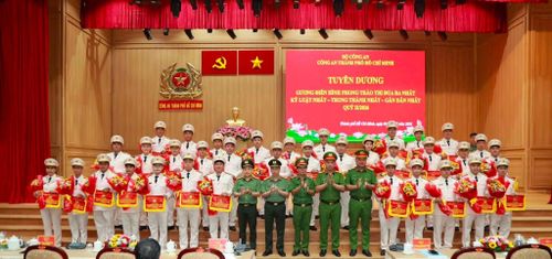 Ban Giám đốc Công an Thành phố Hồ Chí Minh tuyên dương các gương điển hình tiên tiến thuộc CATP trong phong trào thi đua "3 nhất"