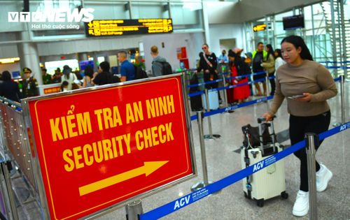 Trong 4 tháng cuối năm 2026, sản lượng hành khách qua sân bay được dự báo đạt khoảng 816.000 lượt. Các đường bay nội địa kết nối Đà Lạt với TP.HCM, Hà Nội, Đà Nẵng, Vinh, Hải Phòng và Cần Thơ đã được khôi phục. Ở mạng bay quốc tế, đường bay Đà Lạt - Kuala Lumpur (Malaysia) dự kiến khai thác 4 chuyến/tuần. Đường bay Đà Lạt - Singapore dự kiến được nối lại từ tháng 12 với tần suất 3 chuyến/tuần.